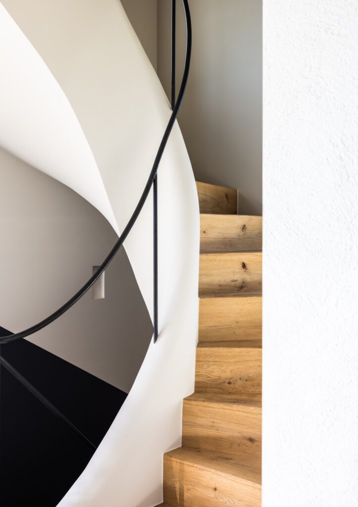 Detail van de smeedijzeren trapleuning, hoeve in Knokke. Bovijn&Partners, fotografie Joachim van Belleghem