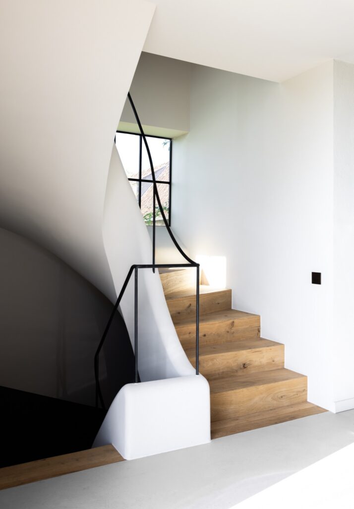 Trap met smeedijzeren leuning, hoeve in Knokke. Bovijn&Partners, fotografie Joachim van Belleghem