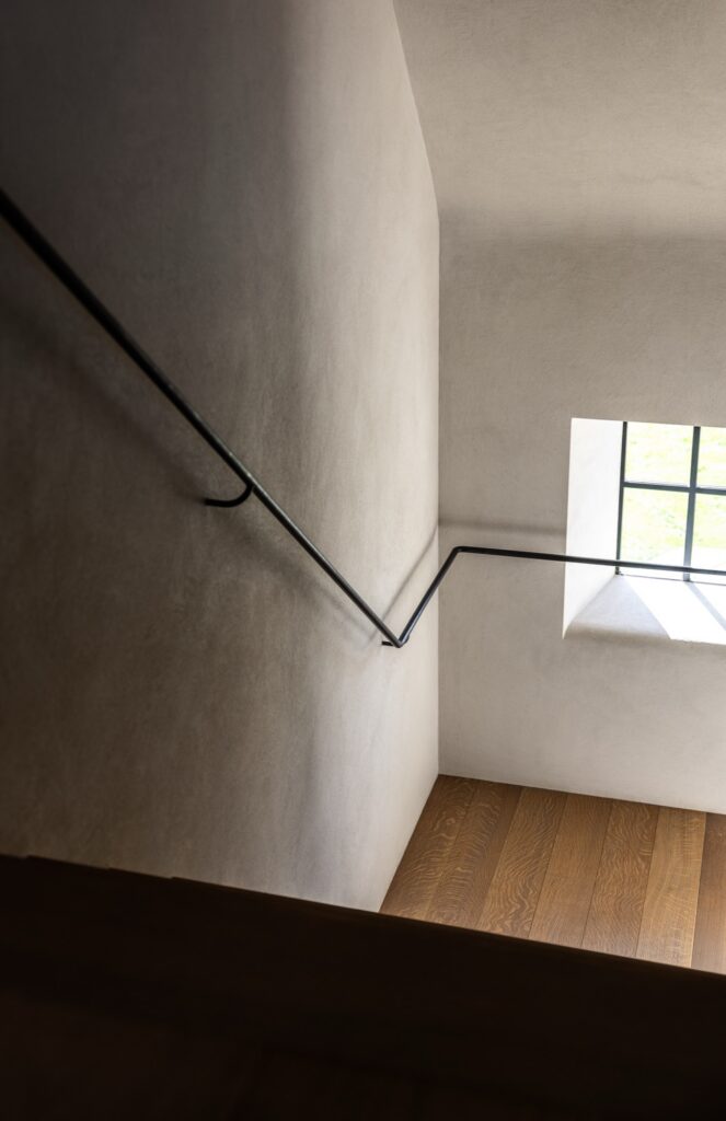 Smeedijzeren handgreep in de traphal, hoeve in Knokke. Bovijn&Partners, fotografie Joachim van Belleghem